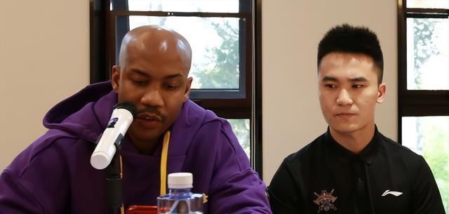一面正经播报、一面搞怪演绎，濮通这出;怂人播报，真是使案情更加扑朔迷离了